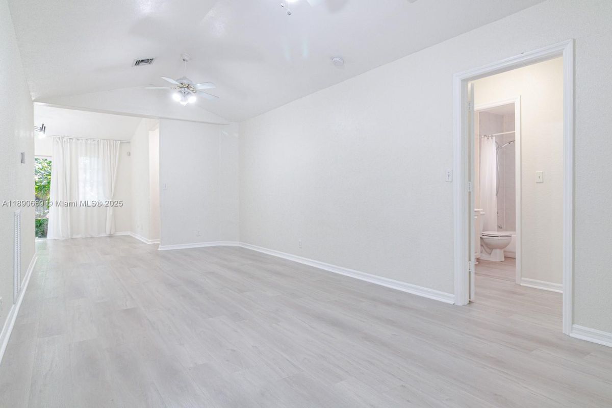 Foto del edificio - 116 NW 6th Ave