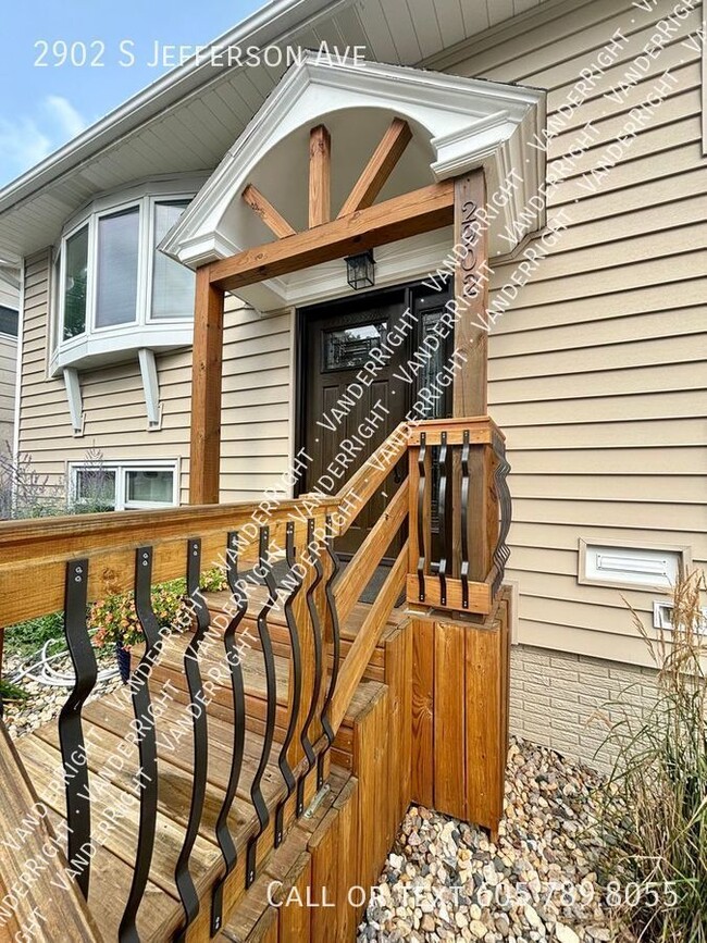 Building Photo - Immaculate 3 Bedroom 2 Bathroom Home!