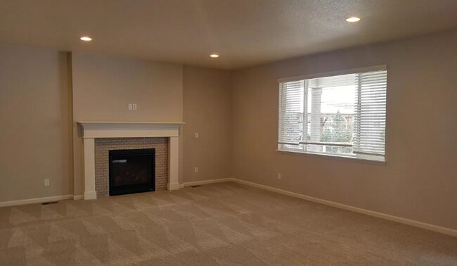 Building Photo - Gorgeous 4 Bed 3 Bath House near Twin Silo...