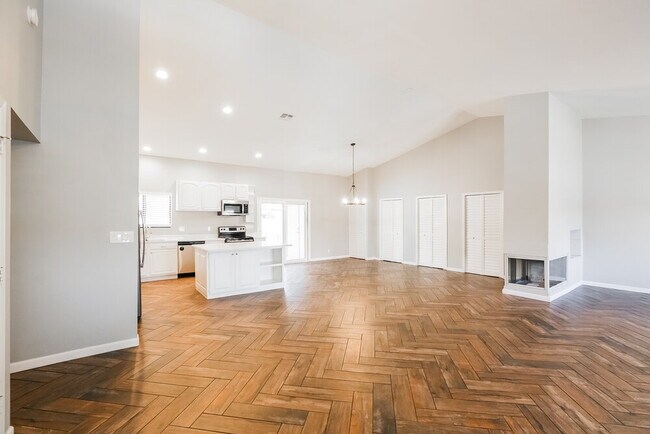 Building Photo - 1214 E Greenway Cir