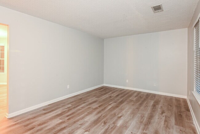 Foto del edificio - 1243 Shady Brook Ct