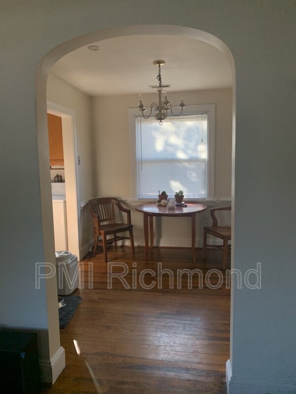 Foto del edificio - 2705 Dellrose Ave