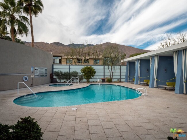 Building Photo - 850 E Palm Canyon Dr