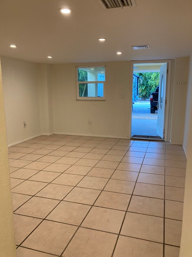 Foto del edificio - 917 Red Bird Rd