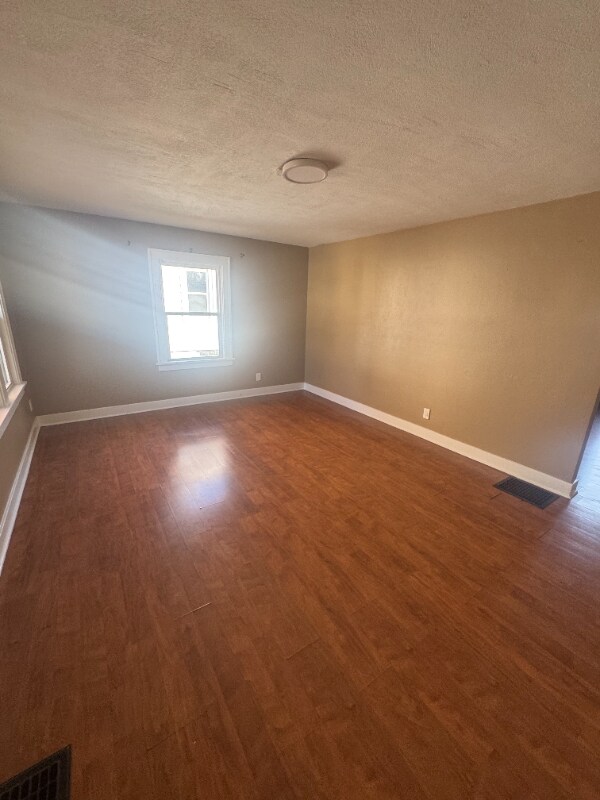 Foto del edificio - 1453 E Clay St