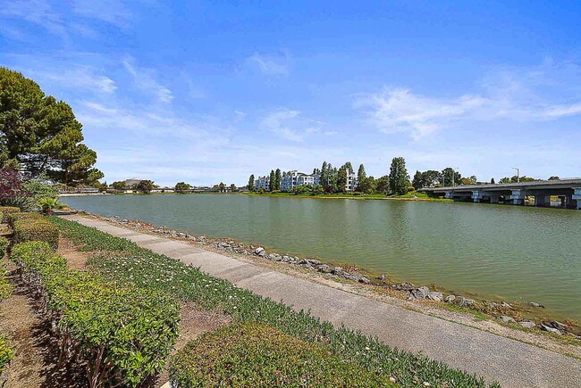 Foto del edificio - Lakeshore Landing