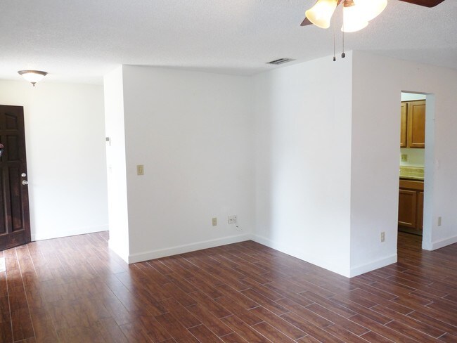 Sala de estar - 1510 Oriole St