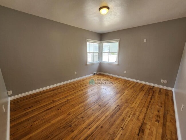 Building Photo - 605 E High Dr