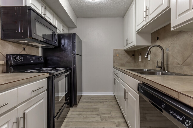 2BR, 2BA - 880SF - Kitchen - Landings At Northpoint