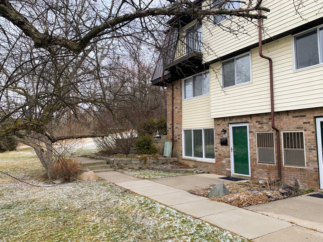 904 N Main St Unit 904, Milford, MI 48381 Condo for Rent in Milford
