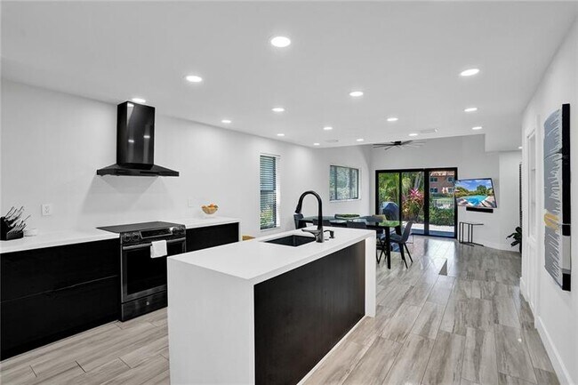 Building Photo - 91 NE 17th Ct