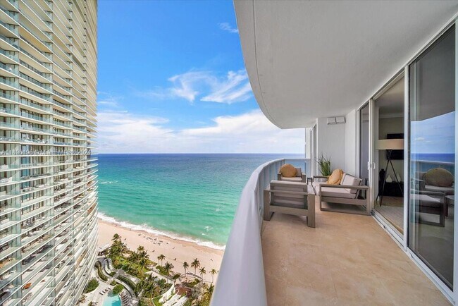 Building Photo - 18911 Collins Ave