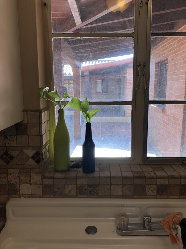 Foto del edificio - 1323 E 9th St