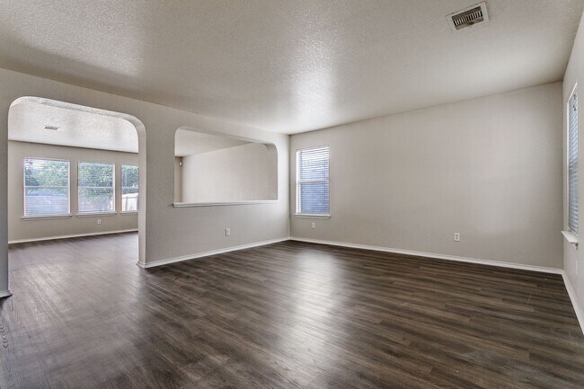 Foto del edificio - 3-BEDROOM IN WOODCREST, NORTH EAST I.S.D.