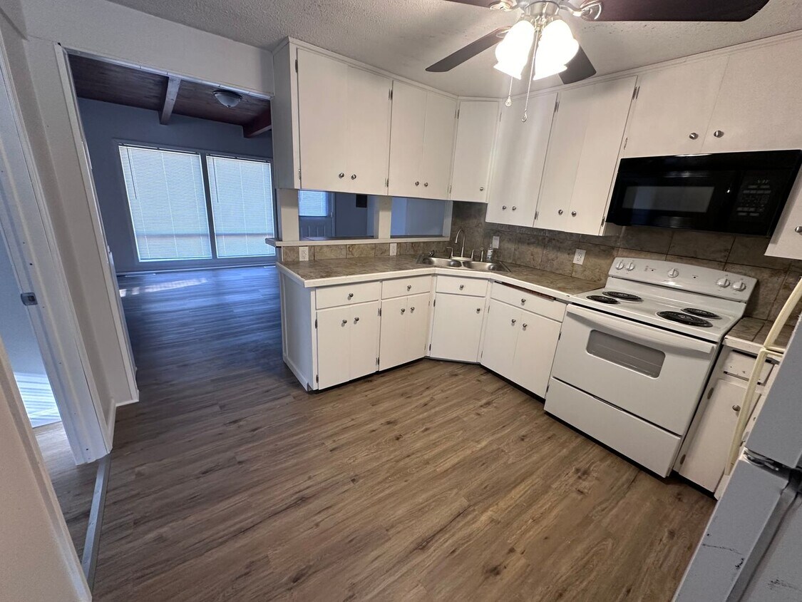 Primary Photo - $1145 -4 bedroom / 1 bathroom - Single Fam...