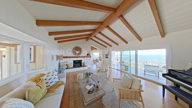 Foto del edificio - 1227 Viscaino Rd