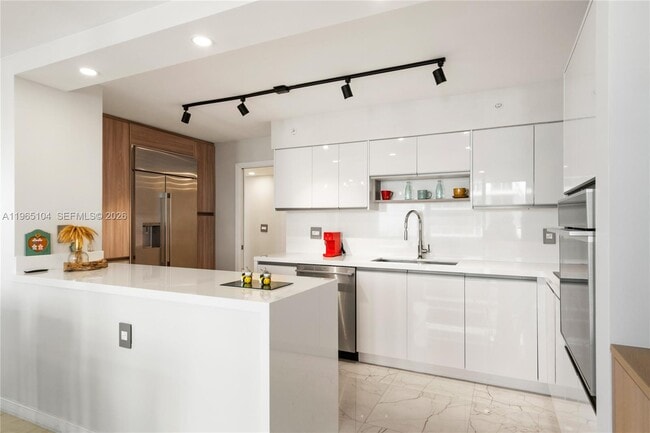 Building Photo - 5757 Collins Ave