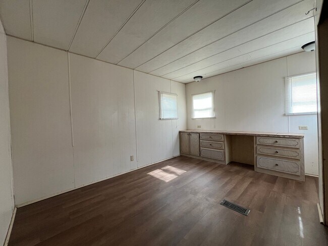 Building Photo - Super Cute 1/1