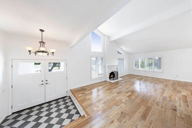 Building Photo - Charming Corner Lot Home on Oversized 10,000 Sq Ft Lot
