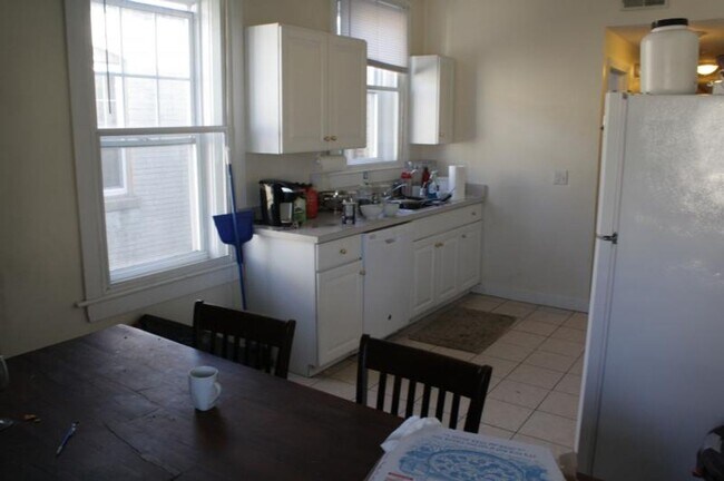 Foto del edificio - Nice 5 bed 2 bath available 9/1