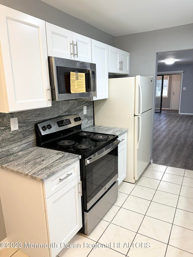 Building Photo - 150 Amberly Dr