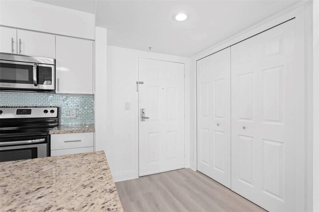 Building Photo - 1155 Brickell Bay Dr