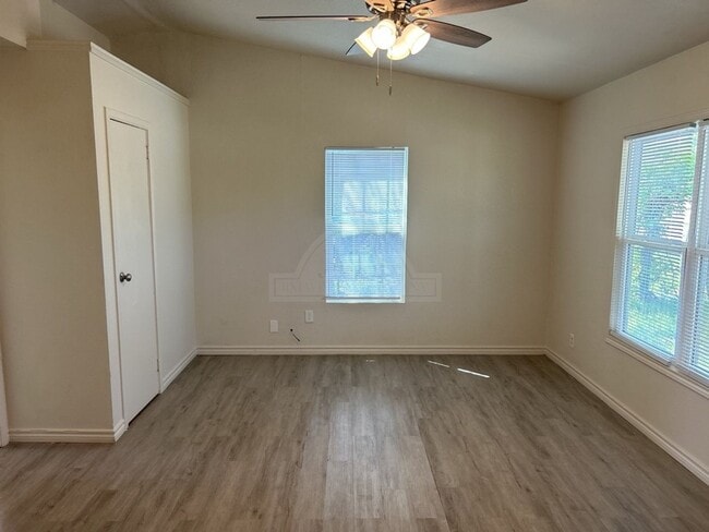 Building Photo - 912 Southside Dr