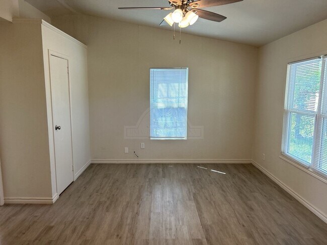 Foto del edificio - 912 Southside Dr