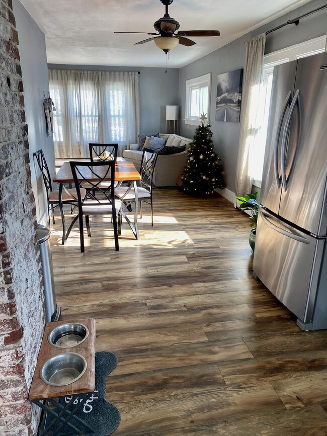 Dining Area - 123 S Clear Lake Ave