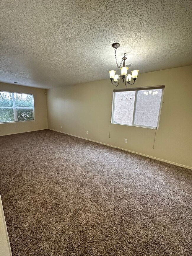 Building Photo - 4bed 2.5 Bath- FREE 50 inch Flat Screen at...