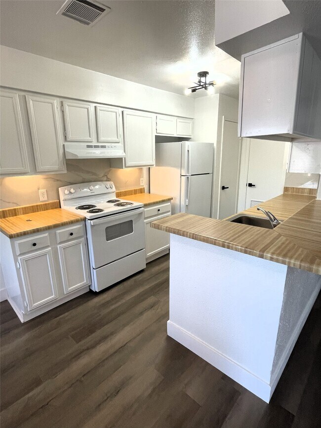 Building Photo - 741 James St