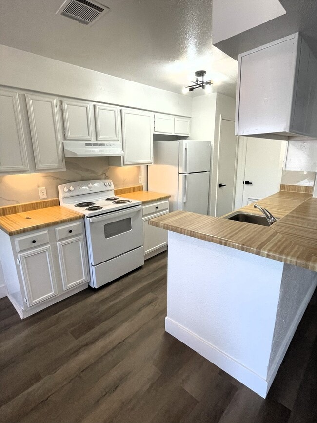 Building Photo - 741 James St