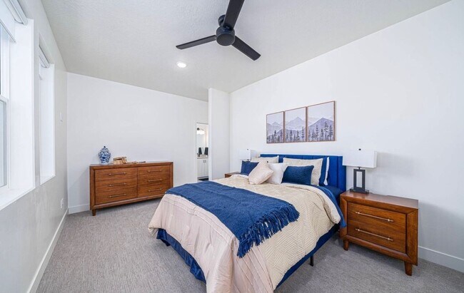 Foto del edificio - Charming Townhomes with private rooms