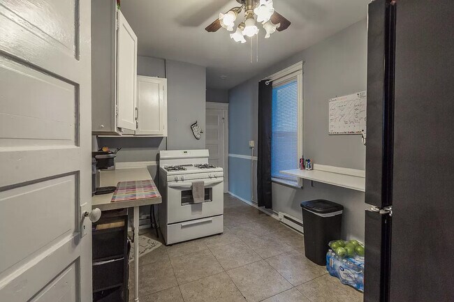 Cocina desde el baño - 4 1/2 Hibbard St