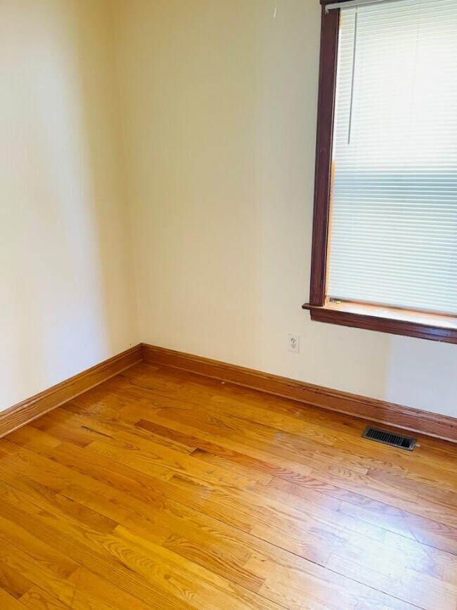 Building Photo - 3 bedroom in CHICAGO IL 60632