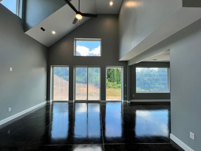 Building Photo - 2911 Evergreen Ln SW