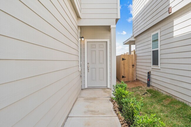 Building Photo - 3915 Deledda Dr