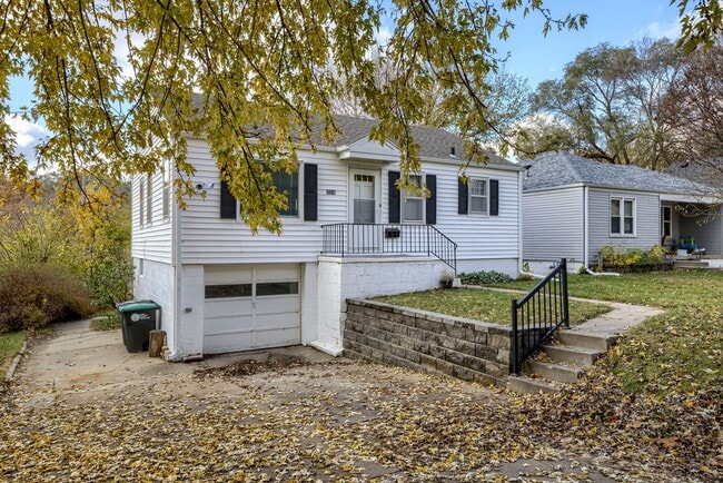 Building Photo - Charming 2 Bedroom With Spacious Living In Benson!!