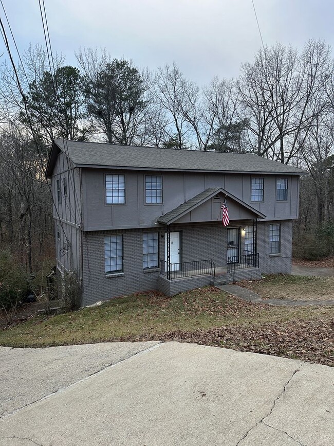 Building Photo - Charming Duplex for Rent- Spacious and Con...