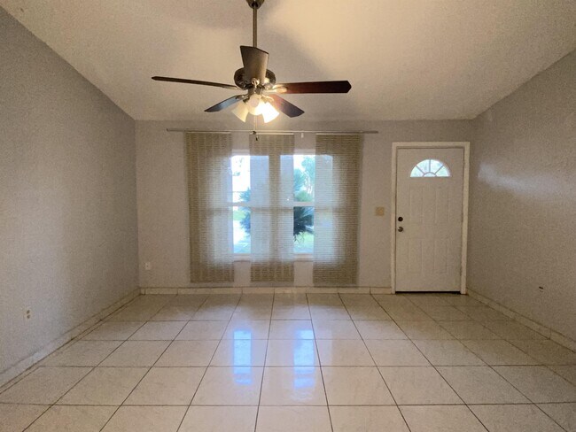 Building Photo - 637 Mesilla Dr