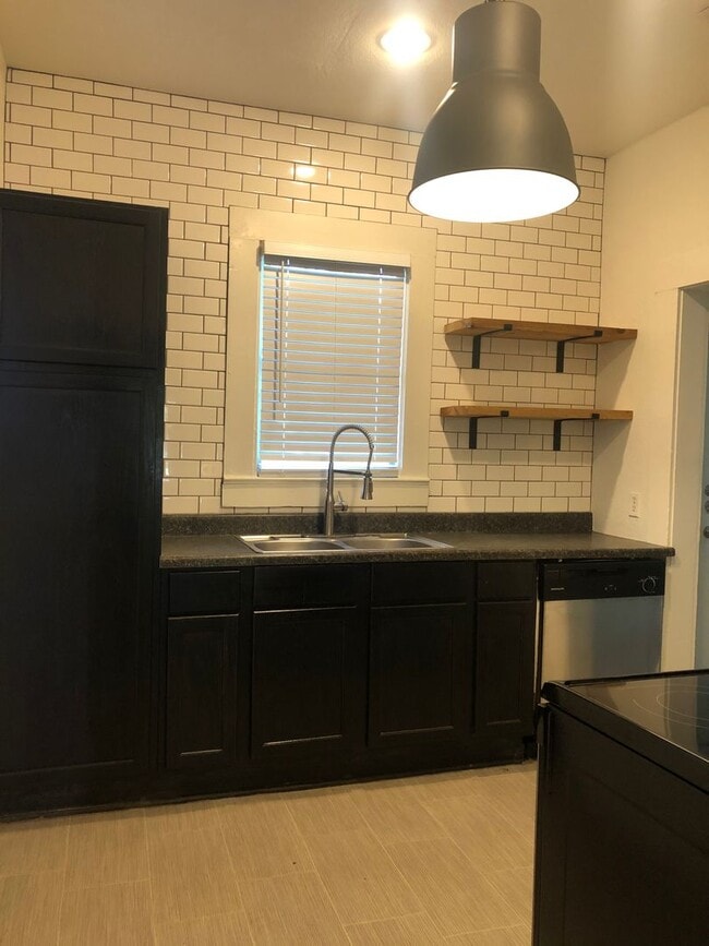 Building Photo - Baylor University and Downtown Area House!
