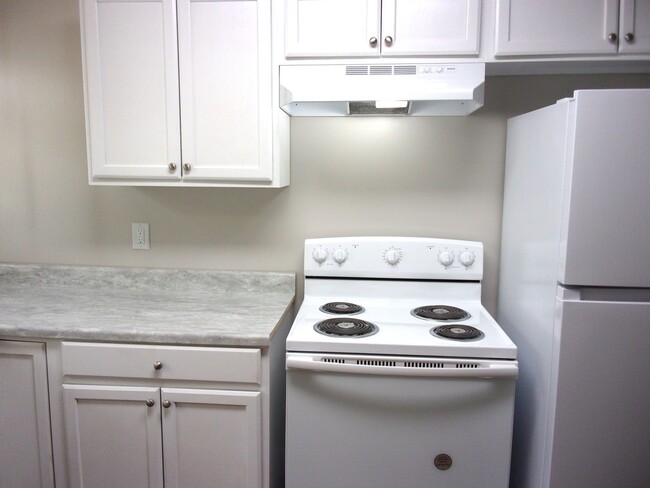 Building Photo - Renovated 2 Bedroom 1 1/2 Bath Townhome - ...