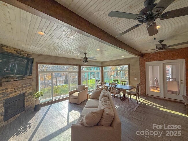 Foto del edificio - 876 Armstrong Rd