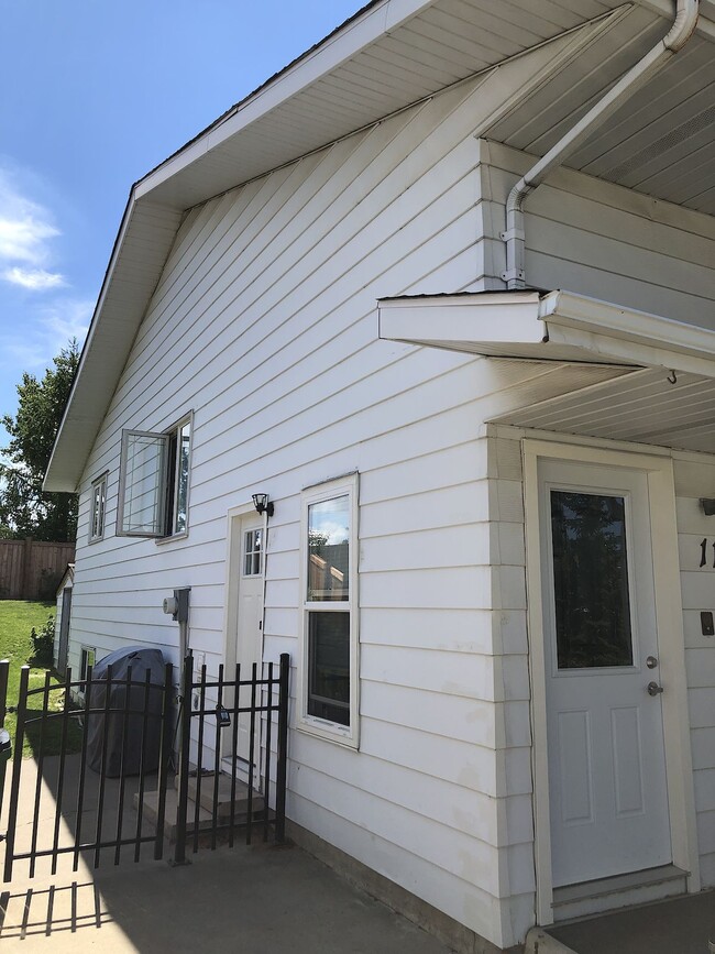Building Photo - 11951 138 Av NW