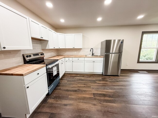 Building Photo - 1900 N Market St