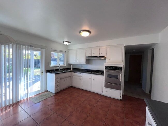 Foto del edificio - Freshly painted home with large backyard. ...