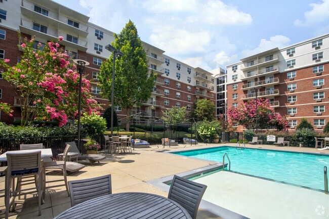 Pool Courtyard - Sterling Glenwood Apartments