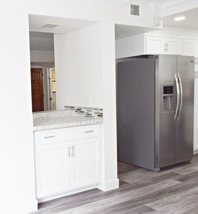 Building Photo - Stunning 4BR 2.5BA UTC Townhome - Updated ...