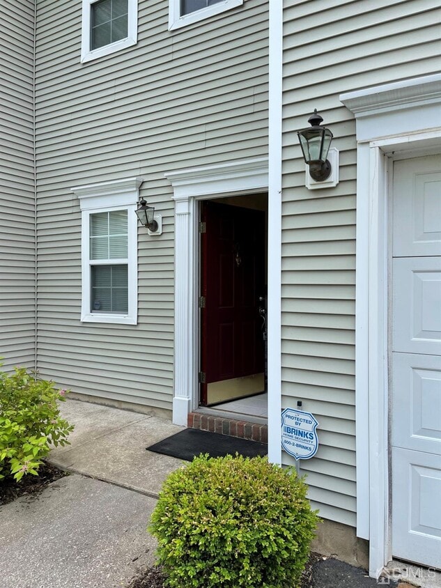 Primary Photo - 304 Canterbury Way