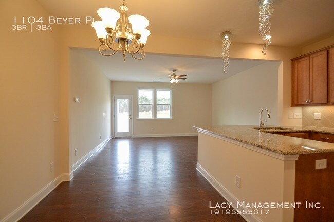 Building Photo - 1104 Beyer Pl